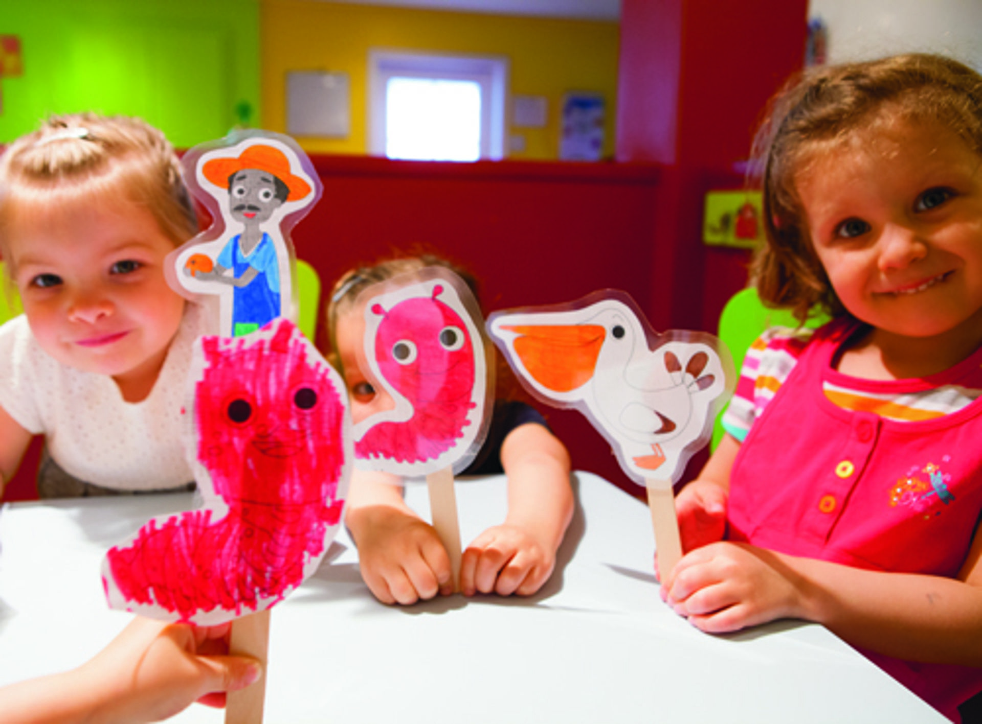 Enfants qui s'amusent à bricoler